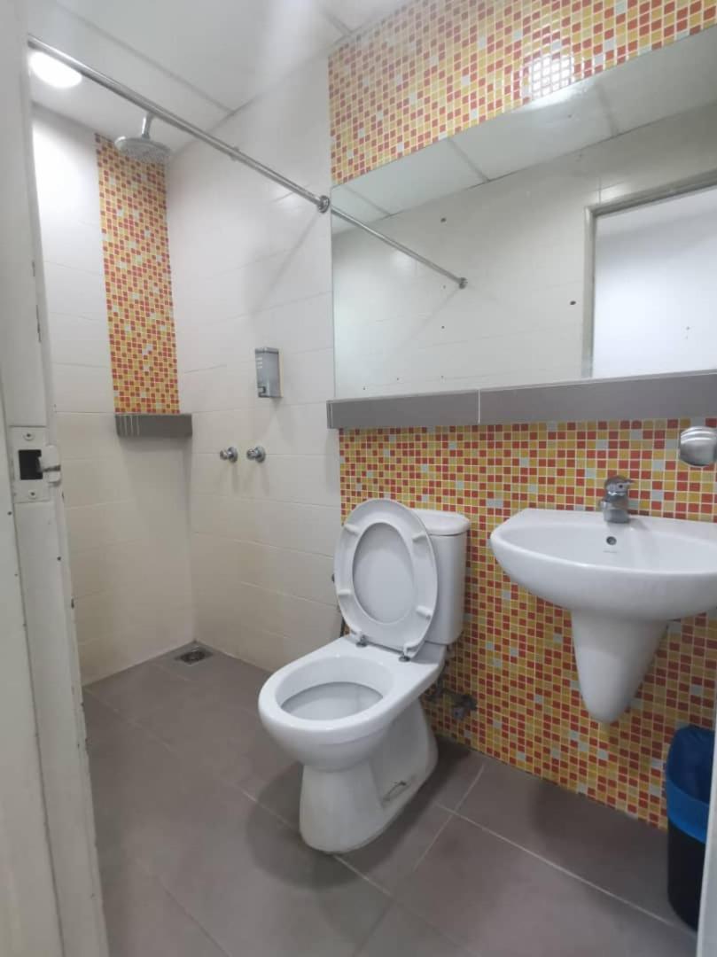 Yy48 Hotel 2 Mins Walk From Masjid Jamek Lrt Station Kuala Lumpur Eksteriør billede