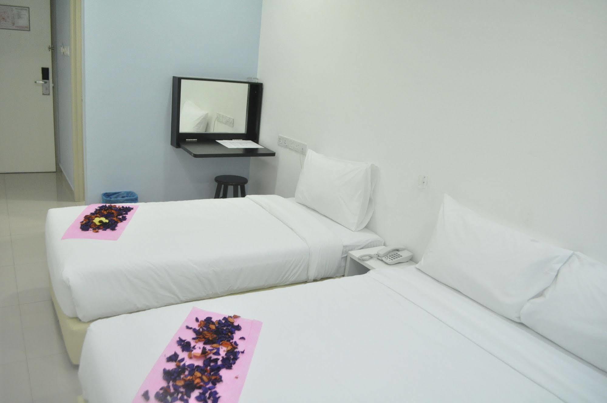 Yy48 Hotel 2 Mins Walk From Masjid Jamek Lrt Station Kuala Lumpur Eksteriør billede