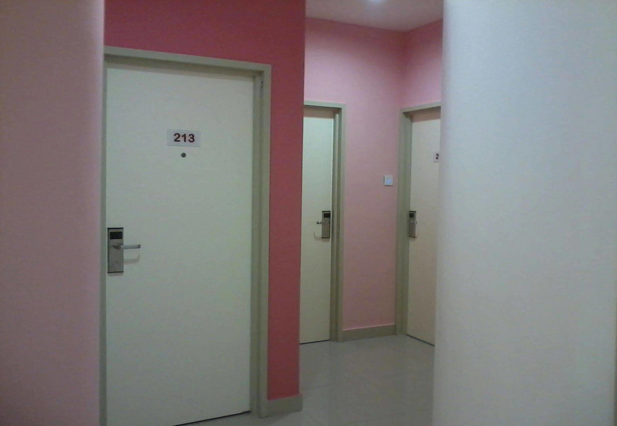 Yy48 Hotel 2 Mins Walk From Masjid Jamek Lrt Station Kuala Lumpur Eksteriør billede